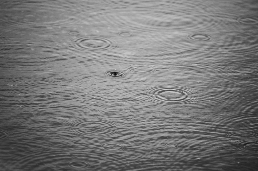 מזג אוויר סתווי: מעונן חלקית עם טפטופים מקומיים